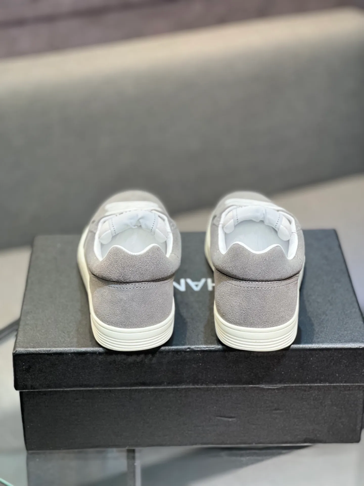 Men's men's shoes 💰620 Exclusive real shot (top version) CHANEL Chanel's new panda sneakers Panda shoes Chanel 2025ss color matching thick-soled casual sports shoes sneakers Counter synchronization The counter is very popular Very difficult to buy a shoe The most popular thick-soled panda shoes on the Internet It is obvious that Xiaoxiang control cannot miss it Simple and versatile white shoes that have both good looks and comfort Thick sole increases height, is super versatile and can be worn with eyes closed😍 Whoever wears it will look better. Upper: calfskin. Lining: imported sheepskin lining. Outsole: TPU original outsole. Size: 35-44 (41 for women, 40 for men, custom made).